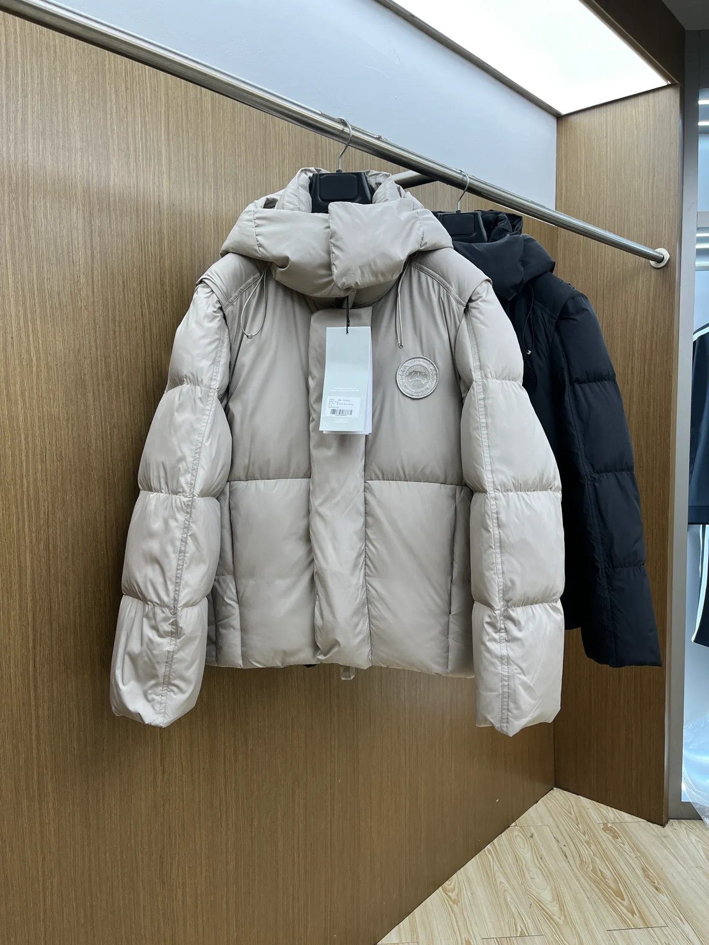 P1400 [Zhang Linghe’s latest top-grade down-filled Canada Goose model] Hooded, removable hood! The original custom-woven lightweight square technology three-proof fabric is windproof, rainproof and friction-proof. It is made of 400D gallbladder Zhengerbajing national standard 90 white duck down. When it is inserted inside, it will be more fluffy and temperature-locking. The whole piece can be stored and folded! ! The embroidered logo on the left chest is a topographic map of Canada, lifelike and perfectly restored. It is embroidered with high-density colored yarn using imported embroidery machines from Bai Lingda. In particular, the sleeves are detachable, making it especially suitable for areas with unstable climate. The washing and labeling are all based on the latest version, and the customized washing labels are equipped with laser anti-counterfeiting labels! ! And the position of the wash water mark is synchronized according to the 25-year new hidden design process. The wash water mark is all hidden inside and can be seen in the detailed picture. What you see is what you get! ! Color graphite gray, black Size xs s m L xl